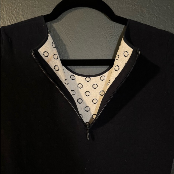 AKRIS PUNTO embossed fit and flare scuba navy dress. Size 2 - Picture 4 of 5